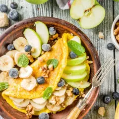 Ile kalorii ma omlet na słodko? Sprawdź, jak go przygotować bez zbędnych kalorii