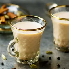 Aromatyczna indyjska herbata - przepis na prawdziwą masala chai z przyprawami