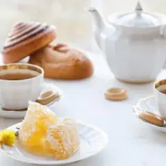 Jak podawać herbatę w restauracji: 8 kluczowych zasad