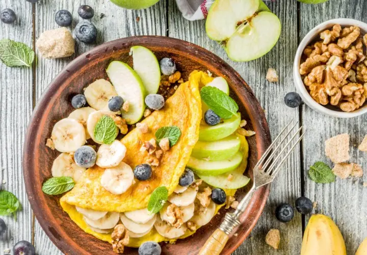 Ile kalorii ma omlet na słodko? Sprawdź, jak go przygotować bez zbędnych kalorii
