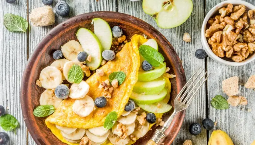 Ile kalorii ma omlet na słodko? Sprawdź, jak go przygotować bez zbędnych kalorii