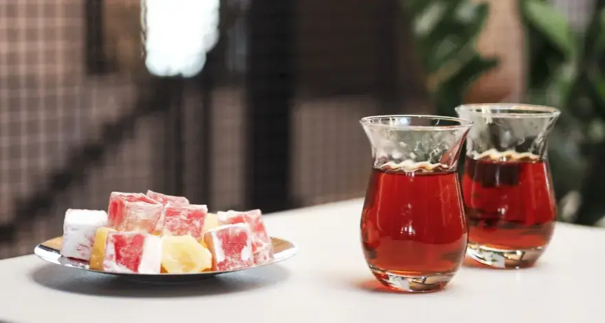 Jak zaparzyć herbatę po turecku? Akcesoria i porady